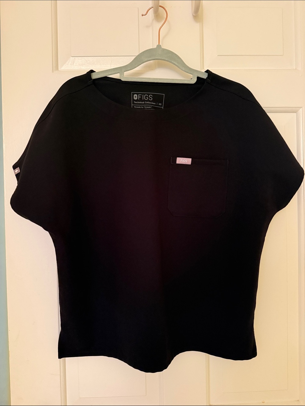 FIGS Black Arua Relaxed Scrub Top XS